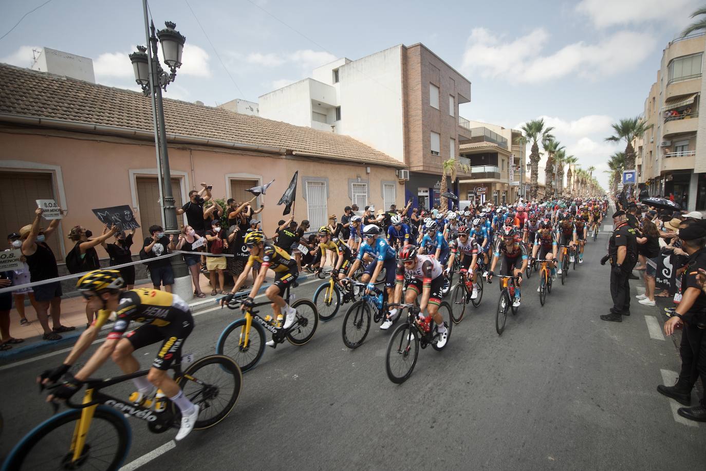 Fotos: Colectivos vecinales y ecologistas protestan en defensa del Mar Menor al paso de La Vuelta