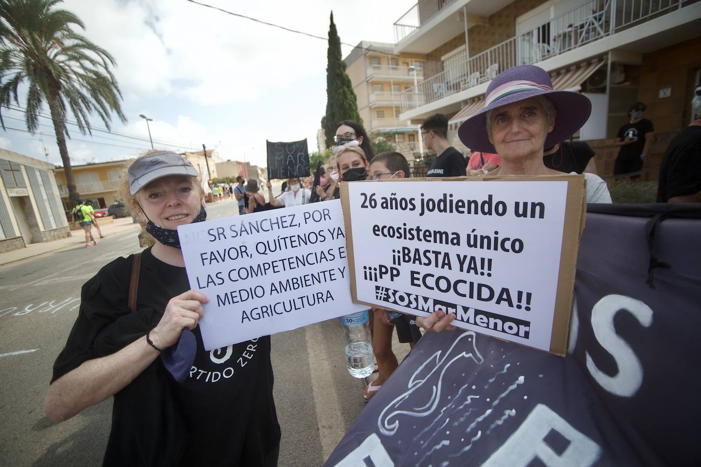 Fotos: Colectivos vecinales y ecologistas protestan en defensa del Mar Menor al paso de La Vuelta