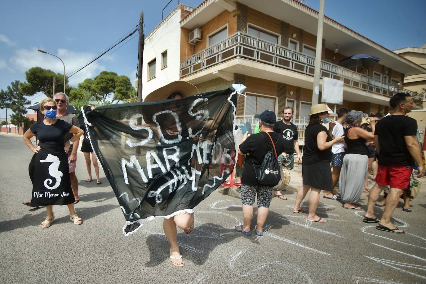 Fotos: Colectivos vecinales y ecologistas protestan en defensa del Mar Menor al paso de La Vuelta