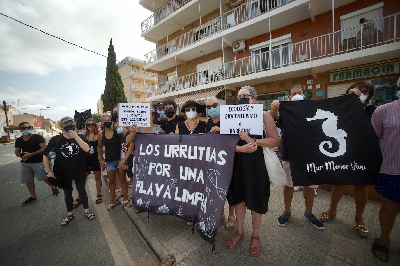 Fotos: Colectivos vecinales y ecologistas protestan en defensa del Mar Menor al paso de La Vuelta
