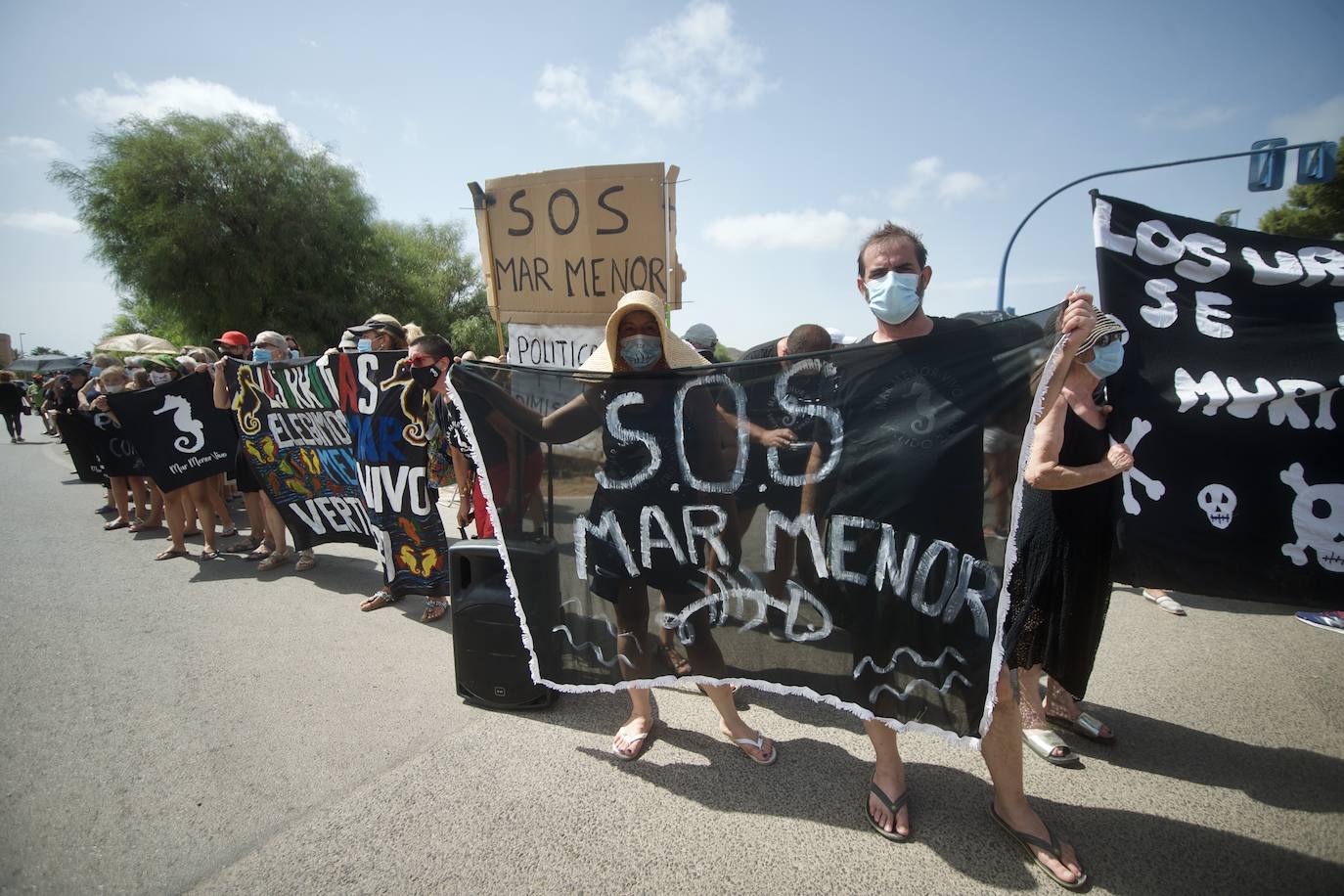 Fotos: Colectivos vecinales y ecologistas protestan en defensa del Mar Menor al paso de La Vuelta