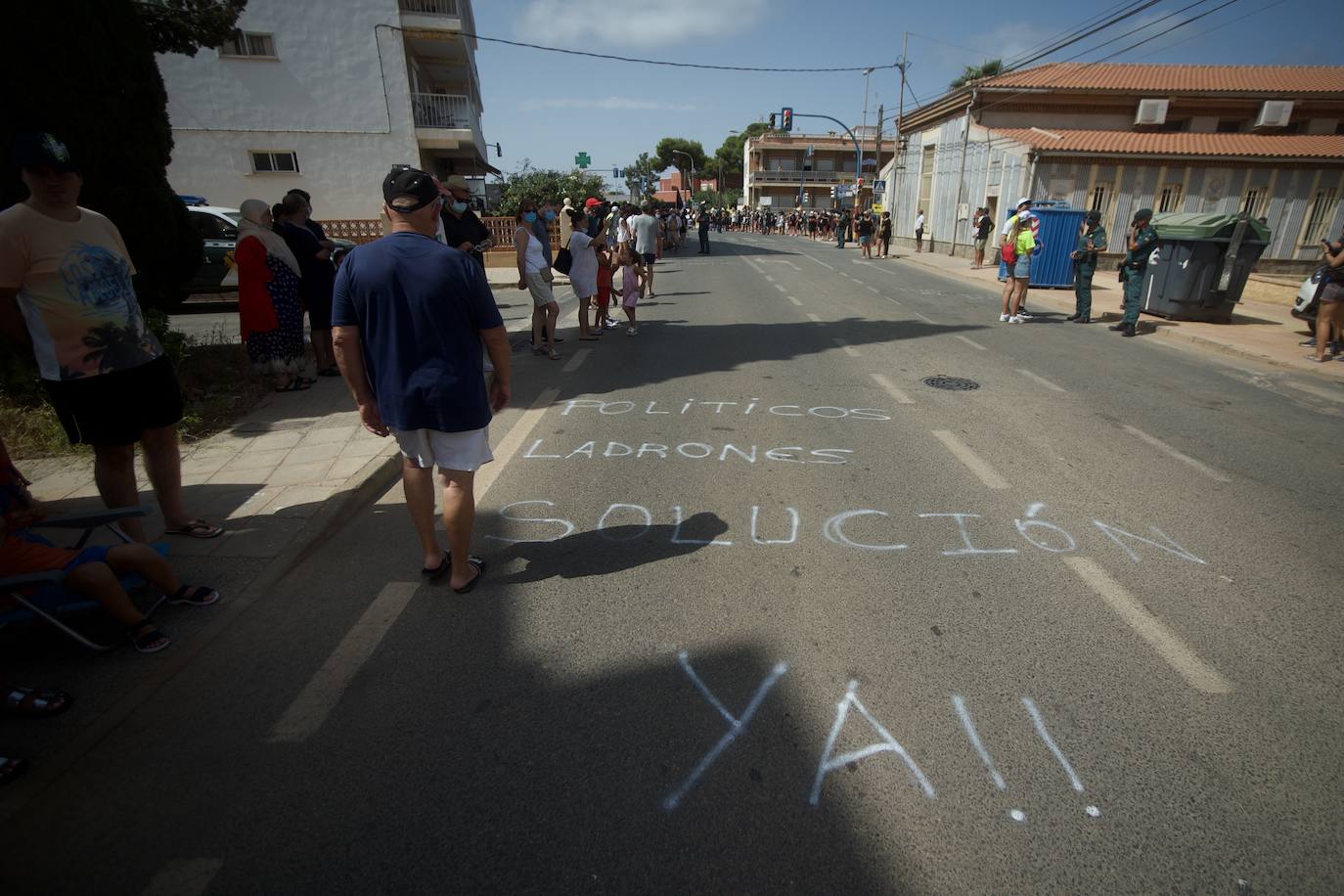 Fotos: Colectivos vecinales y ecologistas protestan en defensa del Mar Menor al paso de La Vuelta