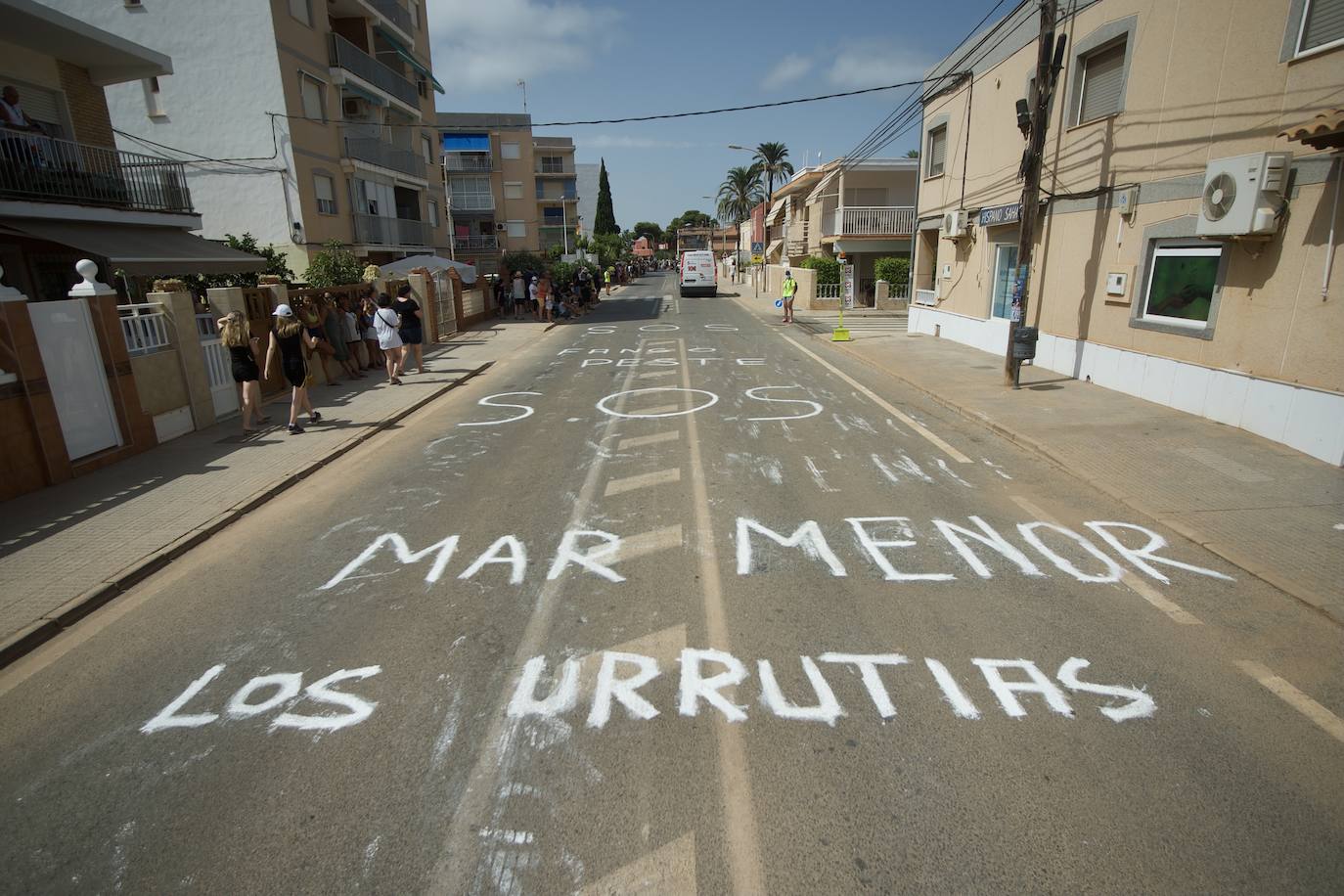 Fotos: Colectivos vecinales y ecologistas protestan en defensa del Mar Menor al paso de La Vuelta