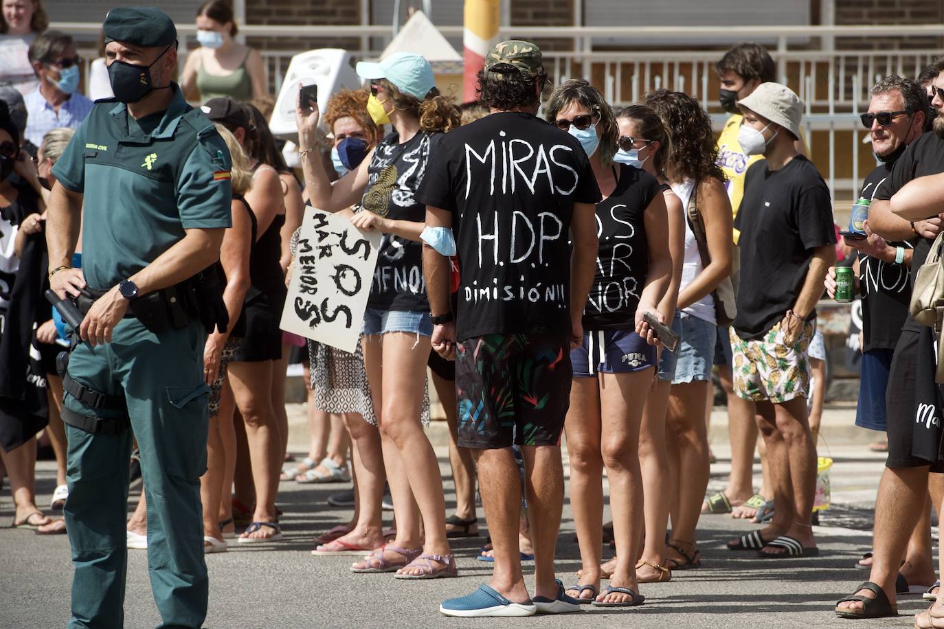 Fotos: Colectivos vecinales y ecologistas protestan en defensa del Mar Menor al paso de La Vuelta