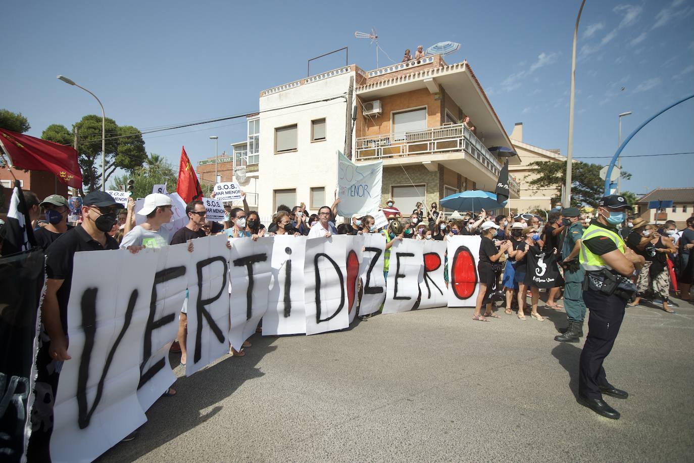 Fotos: Colectivos vecinales y ecologistas protestan en defensa del Mar Menor al paso de La Vuelta