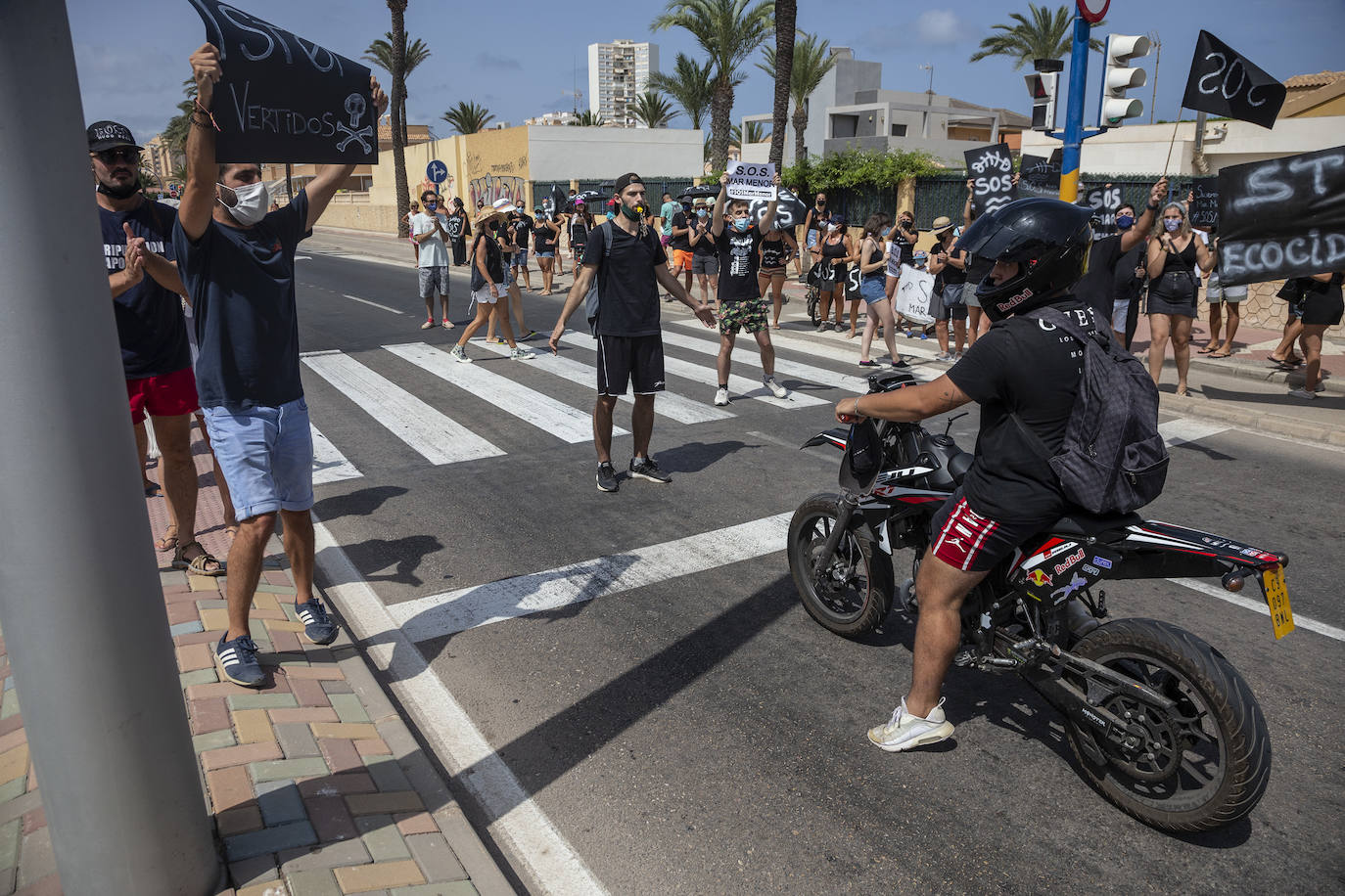 Fotos: Colectivos vecinales y ecologistas protestan en defensa del Mar Menor al paso de La Vuelta