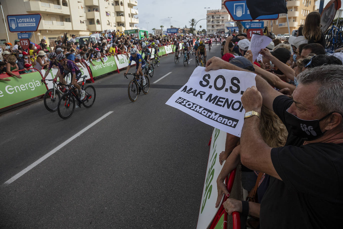 Fotos: Colectivos vecinales y ecologistas protestan en defensa del Mar Menor al paso de La Vuelta