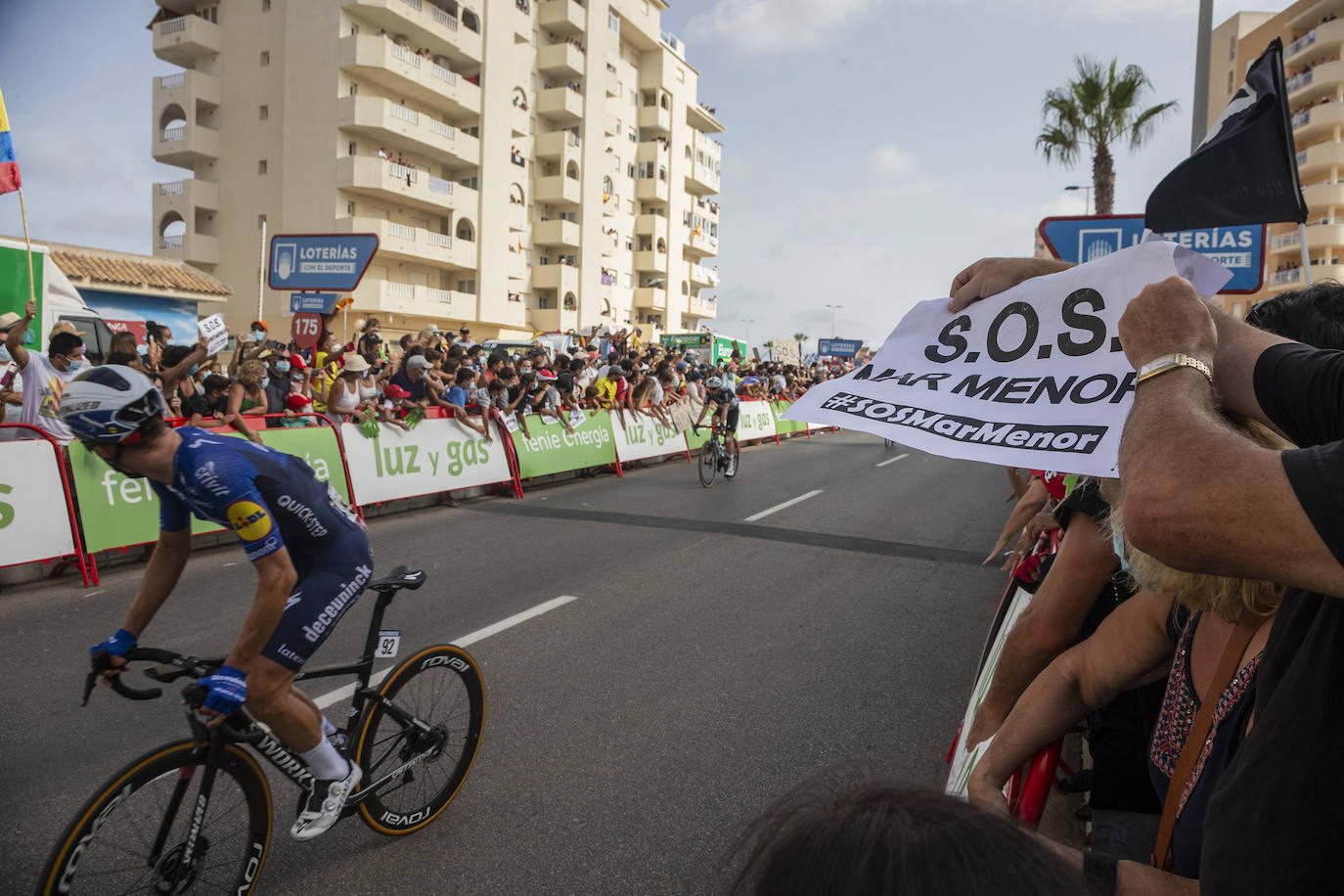 Fotos: Colectivos vecinales y ecologistas protestan en defensa del Mar Menor al paso de La Vuelta
