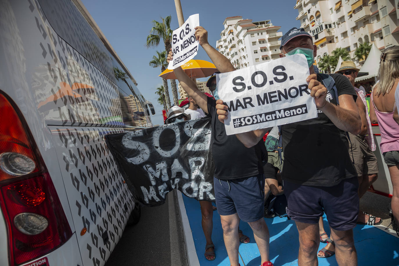 Fotos: Colectivos vecinales y ecologistas protestan en defensa del Mar Menor al paso de La Vuelta