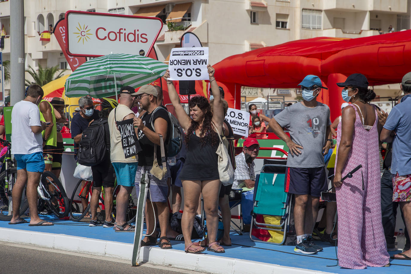 Fotos: Colectivos vecinales y ecologistas protestan en defensa del Mar Menor al paso de La Vuelta
