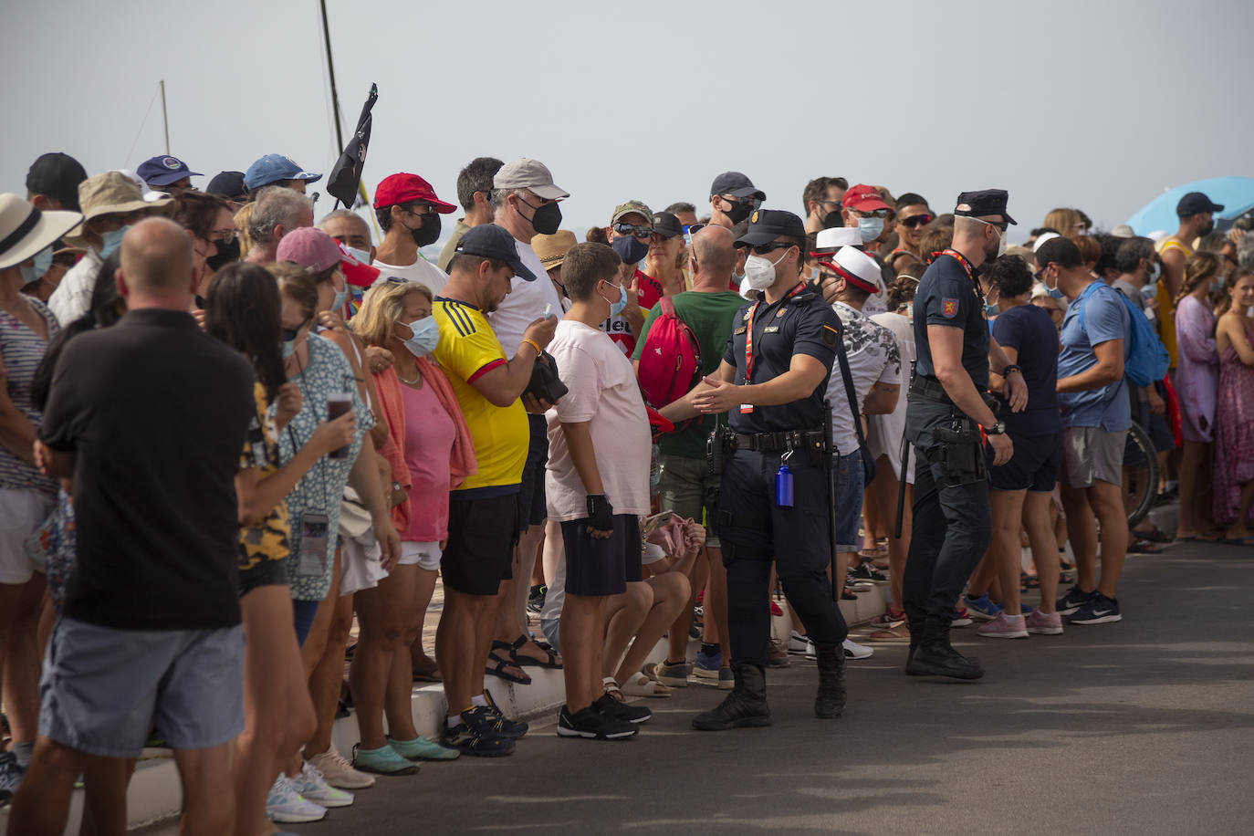 Fotos: Colectivos vecinales y ecologistas protestan en defensa del Mar Menor al paso de La Vuelta