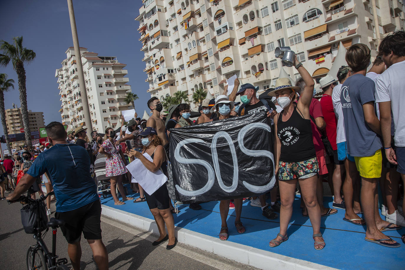 Fotos: Colectivos vecinales y ecologistas protestan en defensa del Mar Menor al paso de La Vuelta