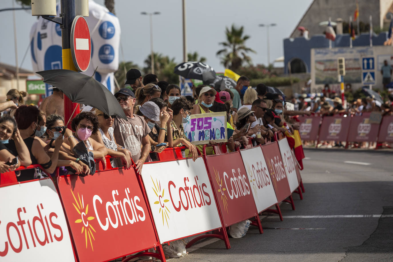 Fotos: Colectivos vecinales y ecologistas protestan en defensa del Mar Menor al paso de La Vuelta