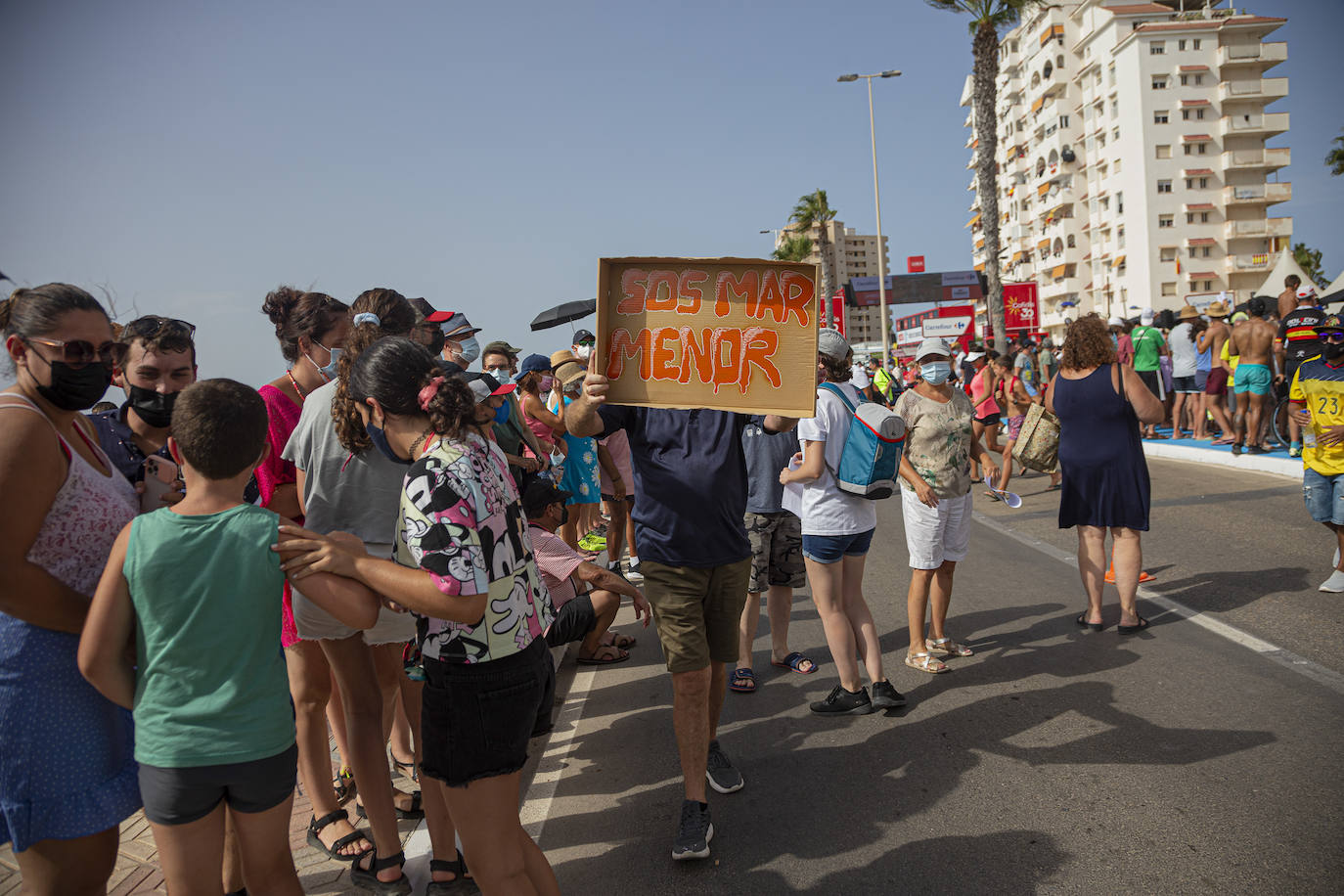 Fotos: Colectivos vecinales y ecologistas protestan en defensa del Mar Menor al paso de La Vuelta