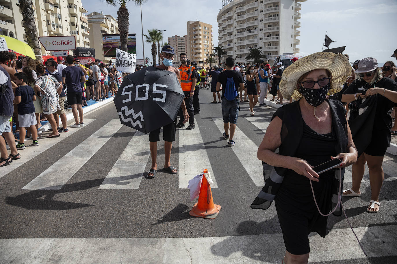 Fotos: Colectivos vecinales y ecologistas protestan en defensa del Mar Menor al paso de La Vuelta