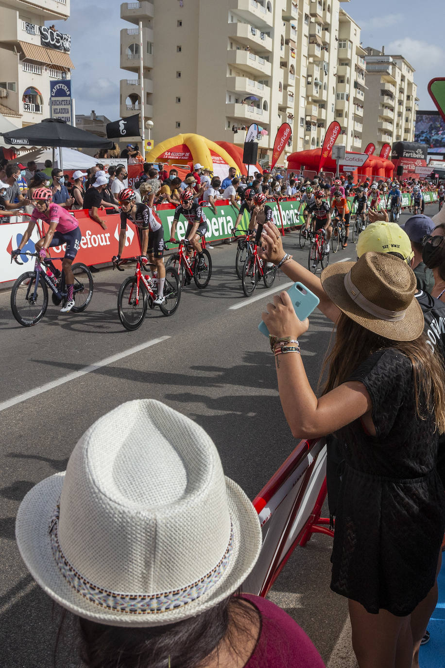 Fotos: Colectivos vecinales y ecologistas protestan en defensa del Mar Menor al paso de La Vuelta