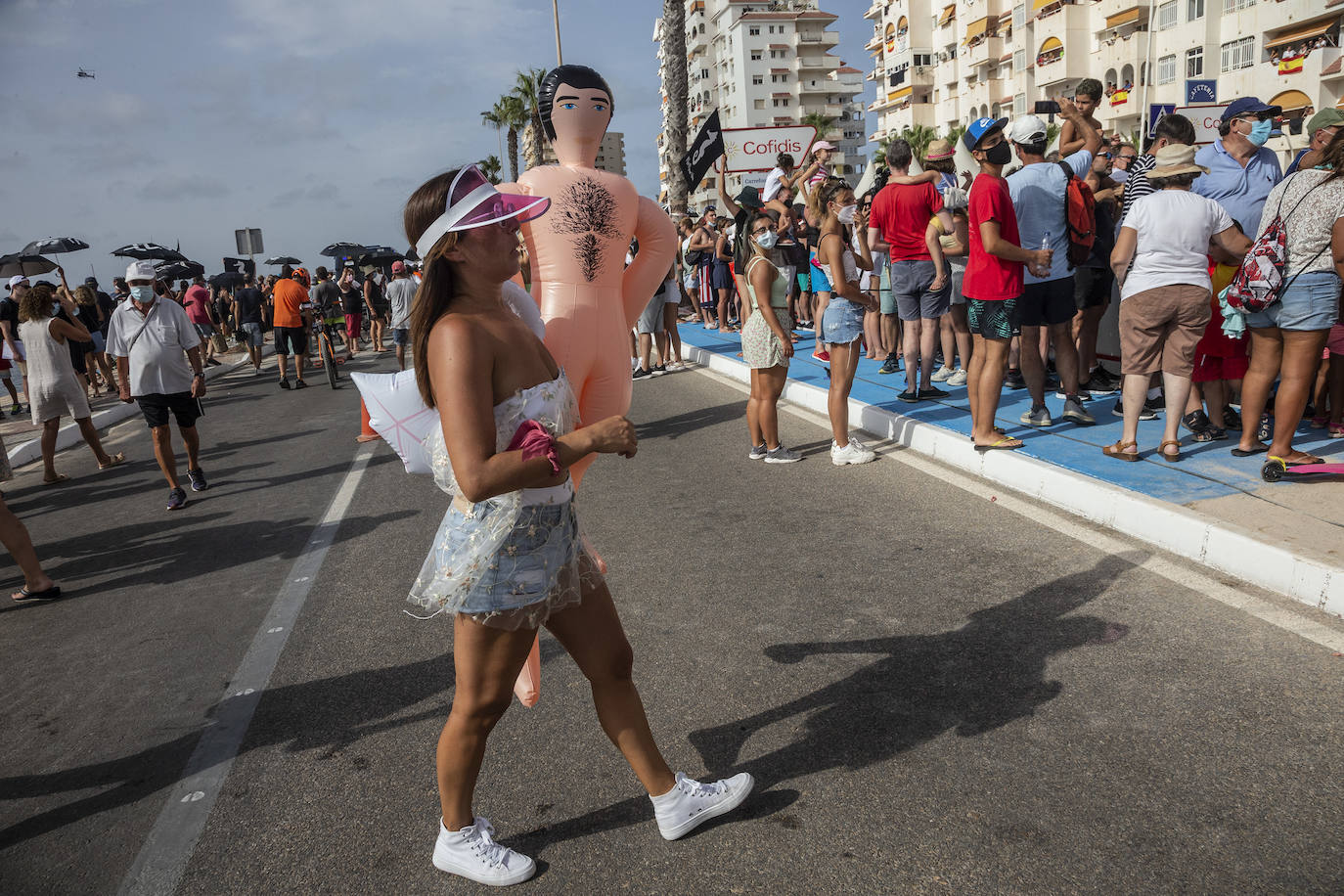 Fotos: Colectivos vecinales y ecologistas protestan en defensa del Mar Menor al paso de La Vuelta