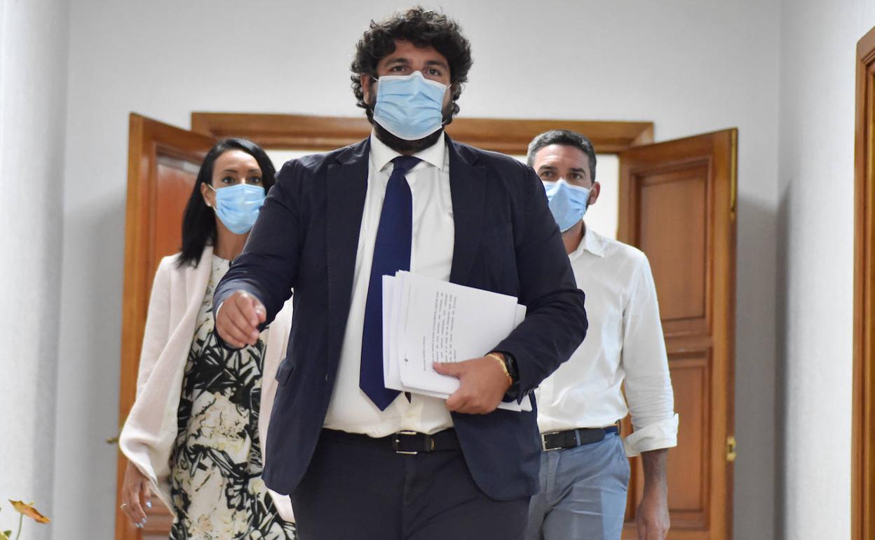 López Miras, junto a la portavoz del Ejecutivo, Valle Miguélez, y el consejero de Agua y Agricultura, Antonio Luengo, este viernes tras el Consejo de Gobierno. 