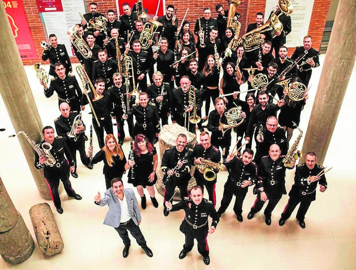 La banda de música cartagenera junto al compositor Pérez Garrido.