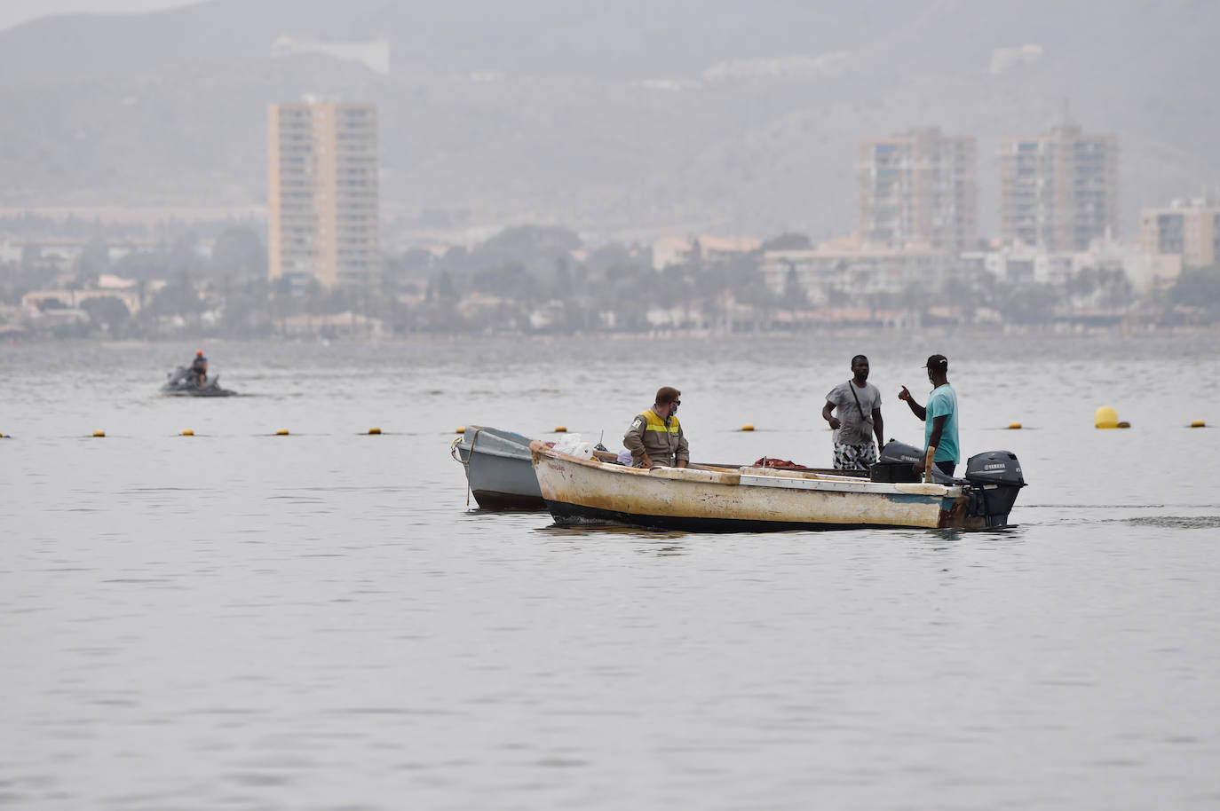 Fotos: Nuevo cierre de playas al cumplirse una semana con peces muertos en el Mar Menor