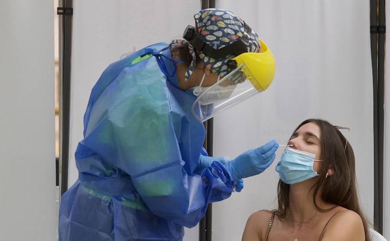 Una enfermera hace un test de antígenos a una joven, en una imagen de archivo.