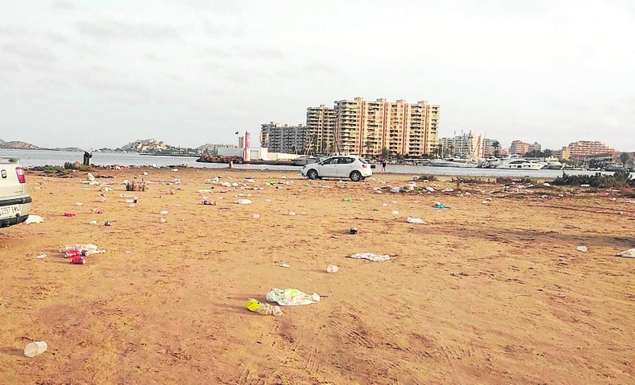 Suciedad ayer en la explanada de detrás de la iglesia Salvator Mundi. 