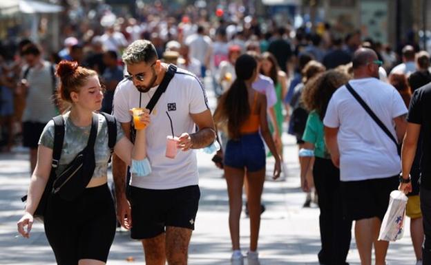 Transeúntes en las Ramblas de Barcelona. 