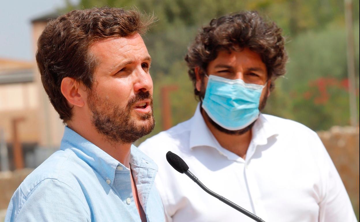 Casado, junto a López Miras este lunes en Jumilla. 