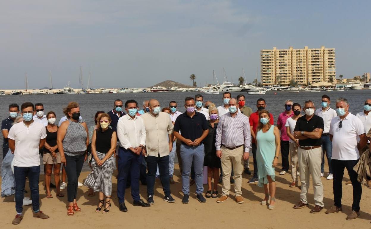 Diego Conesa (en el centro) visitó este lunes el Mar Menor, con otros miembros del PSRM y alcaldes. 