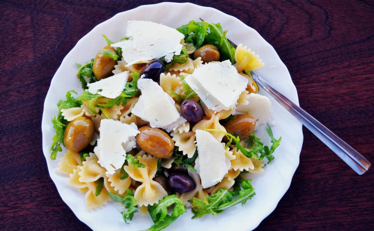 Ensalada griega con pasta. 