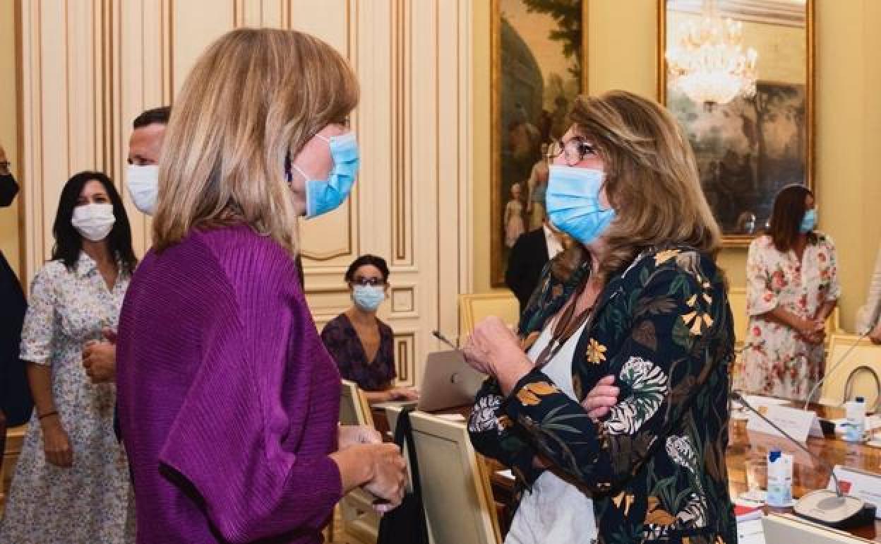 La ministra y la consejera de Educación de la Región durante la Conferencia Sectorial. 