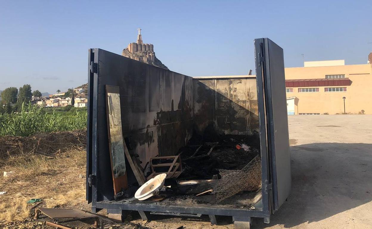 Contenedor quemado en Monteagudo. 