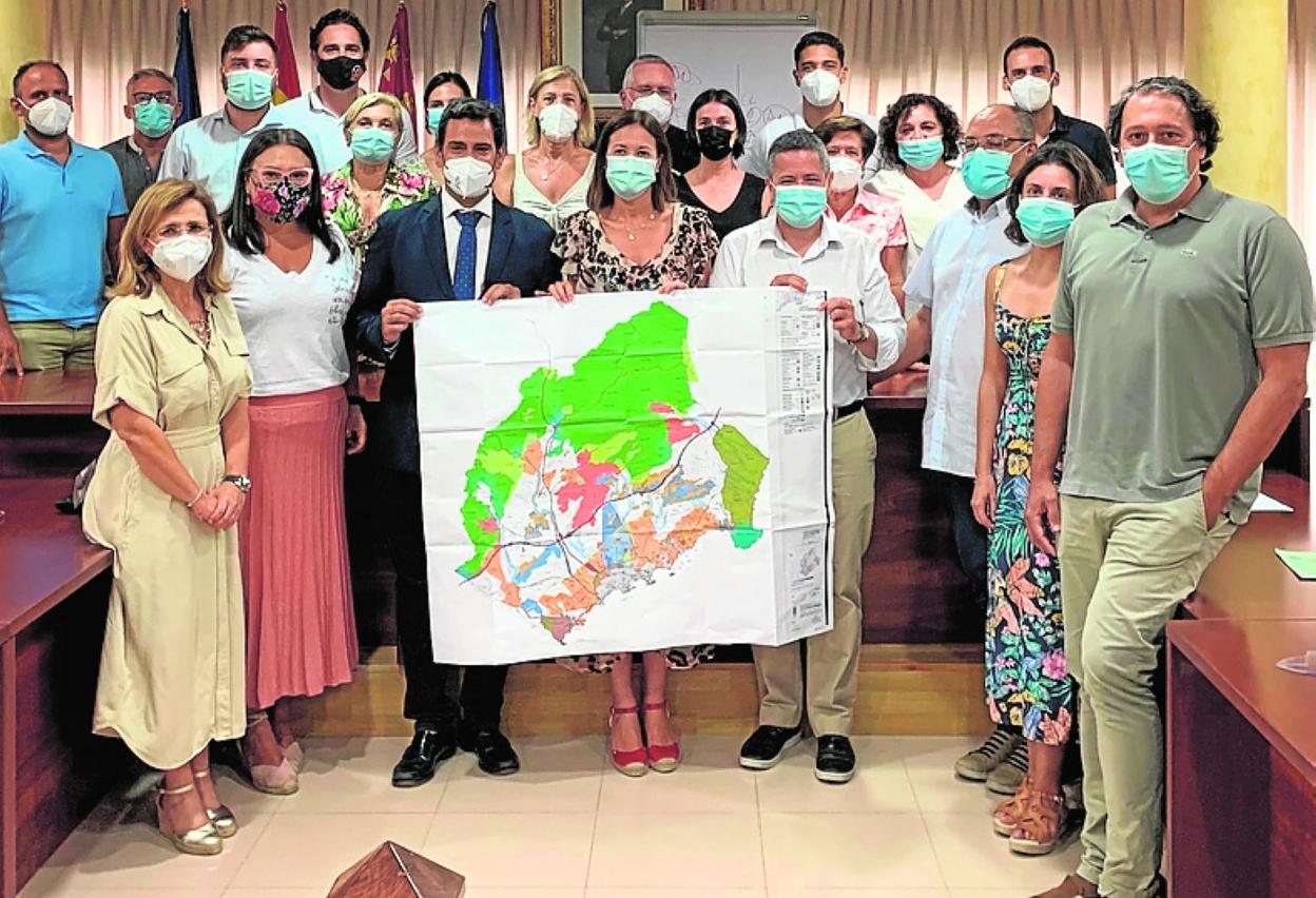 Revenga, Moreno y Ujaldón, en el centro, con un plano de Águilas, acompañados de miembros de la Corporación municipal. 