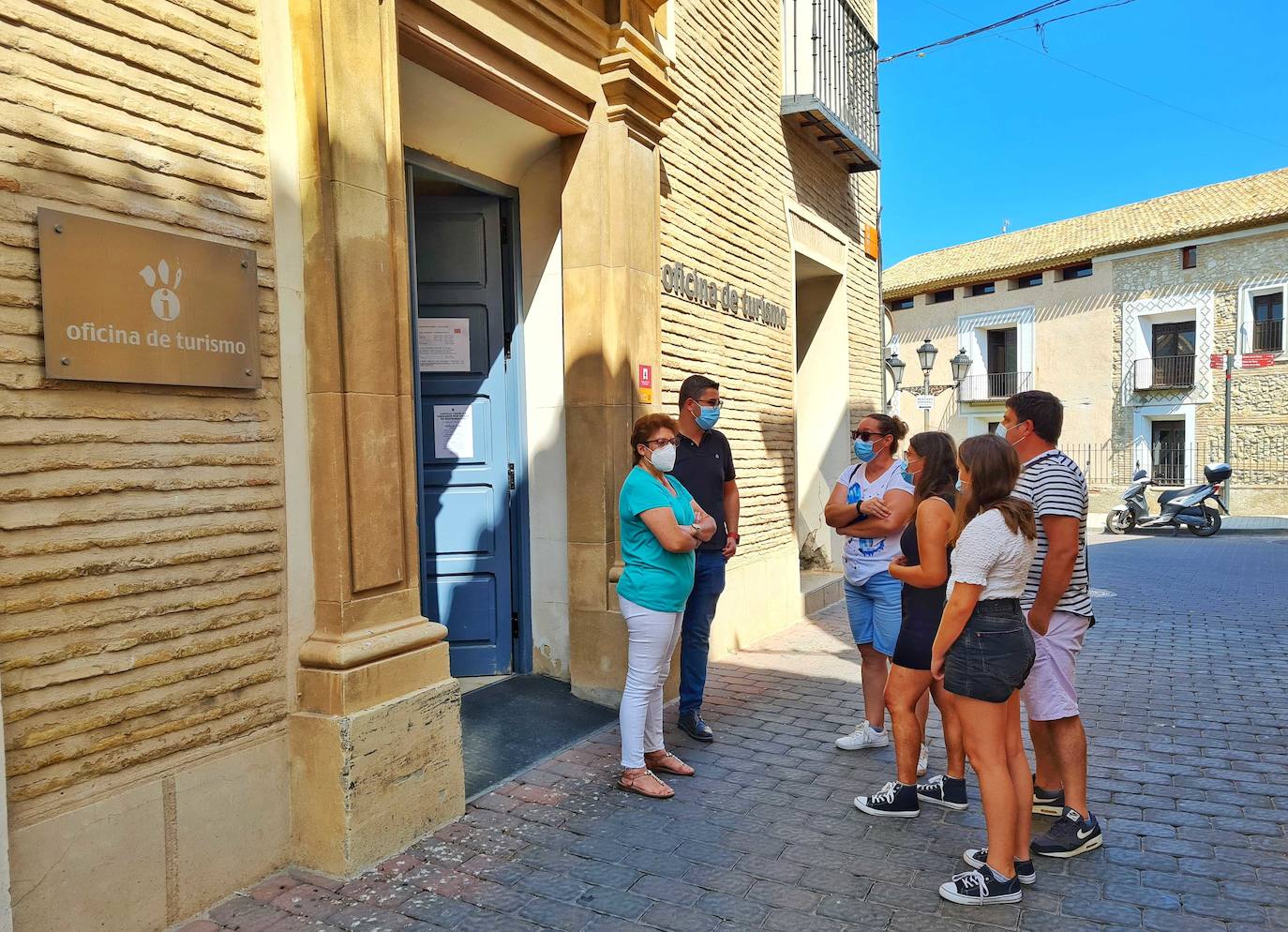 El concejal de Turismo, José Carlos Gómez, y la responsable de la Oficina de Turismo, Mari Carmen Robles, convesan con un grupo de turistas 