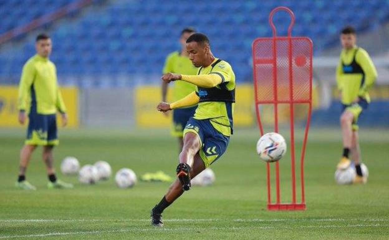 El futbolista Ismael Athuman durante un entrenamiento. 