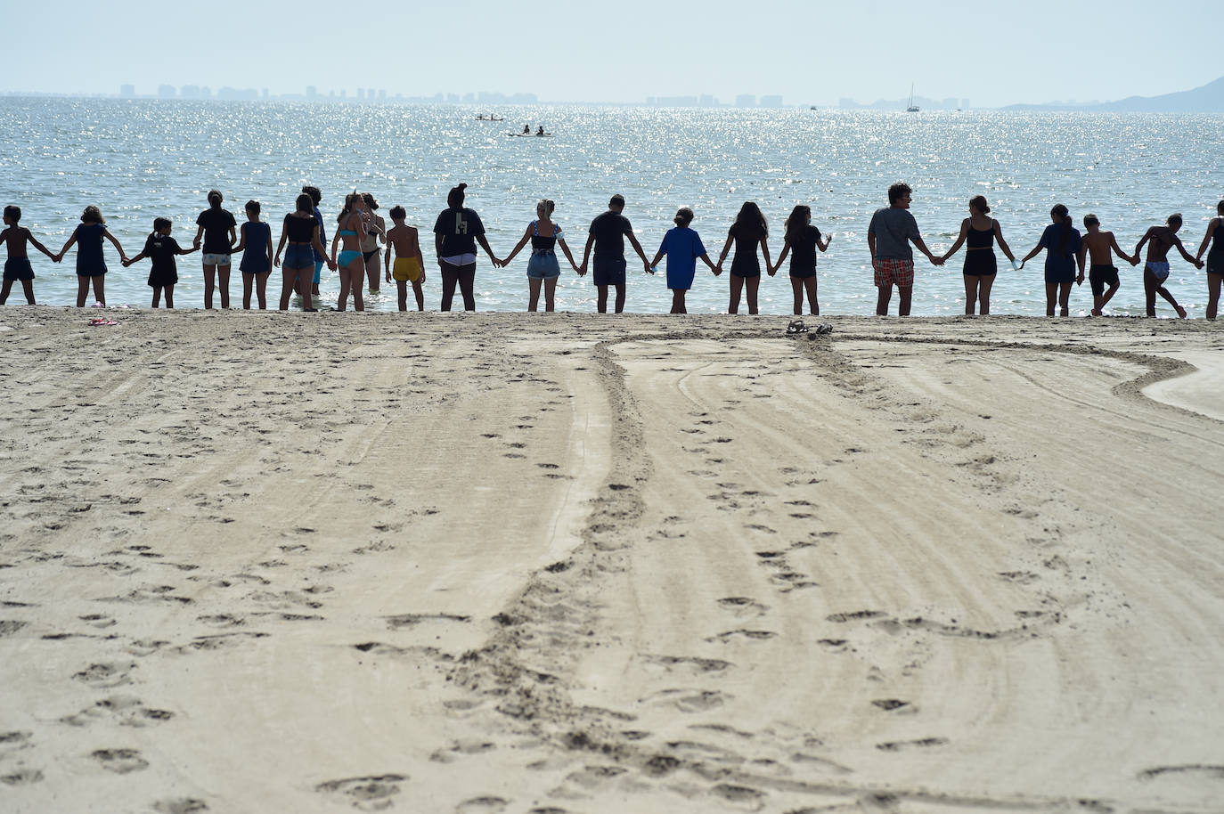 Fotos: La cadena humana en defensa de la laguna salada, en imágenes