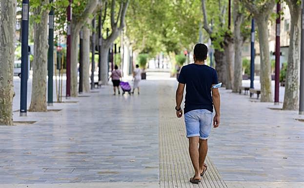 Abdullah, ayer, paseando por Alfonso X el Sabio de Murcia. 