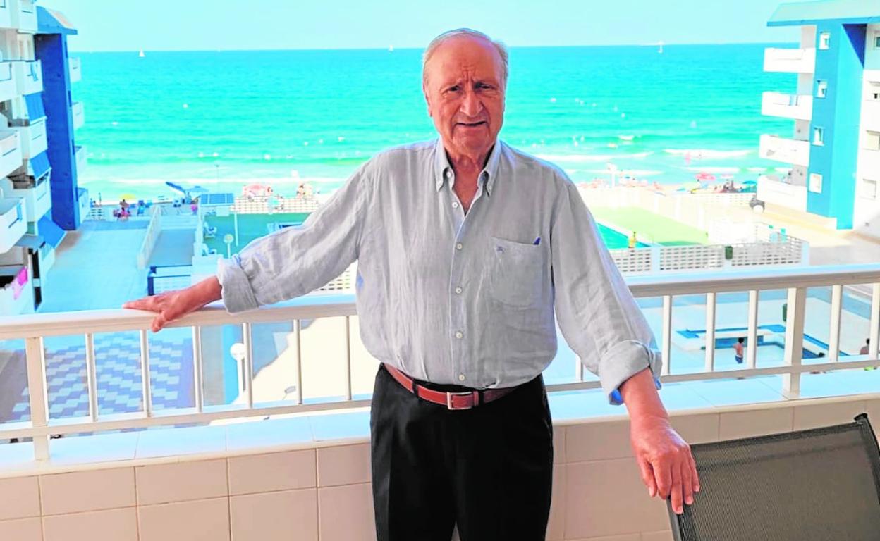 El doctor Pedro Guillén, hace unos días en su casa de La Manga del Mar Menor. 