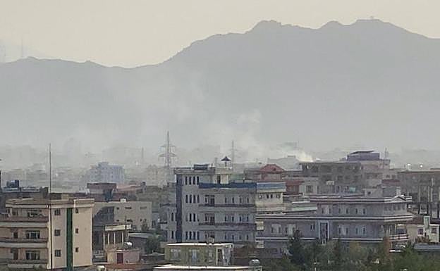 Humo en el lugar del impacto del proyectil.