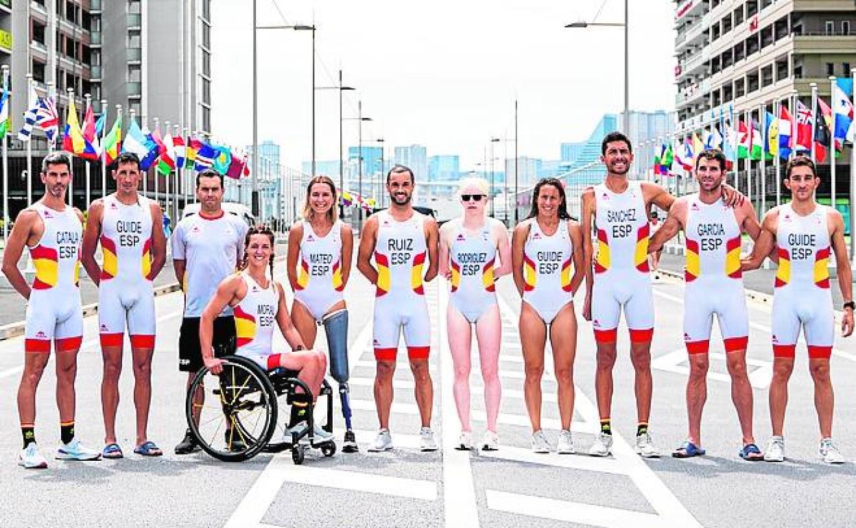 Pedro José Andújar, el último por la derecha, junto al resto del equipo paralímpico español de triatlón, en Tokio.