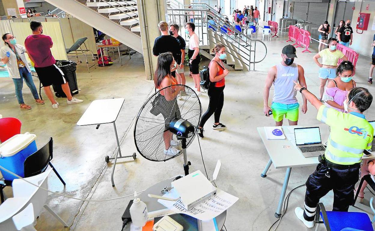 Nueva jornada de vacunación, ayer, en el estadio Enrique Roca, en Murcia. 