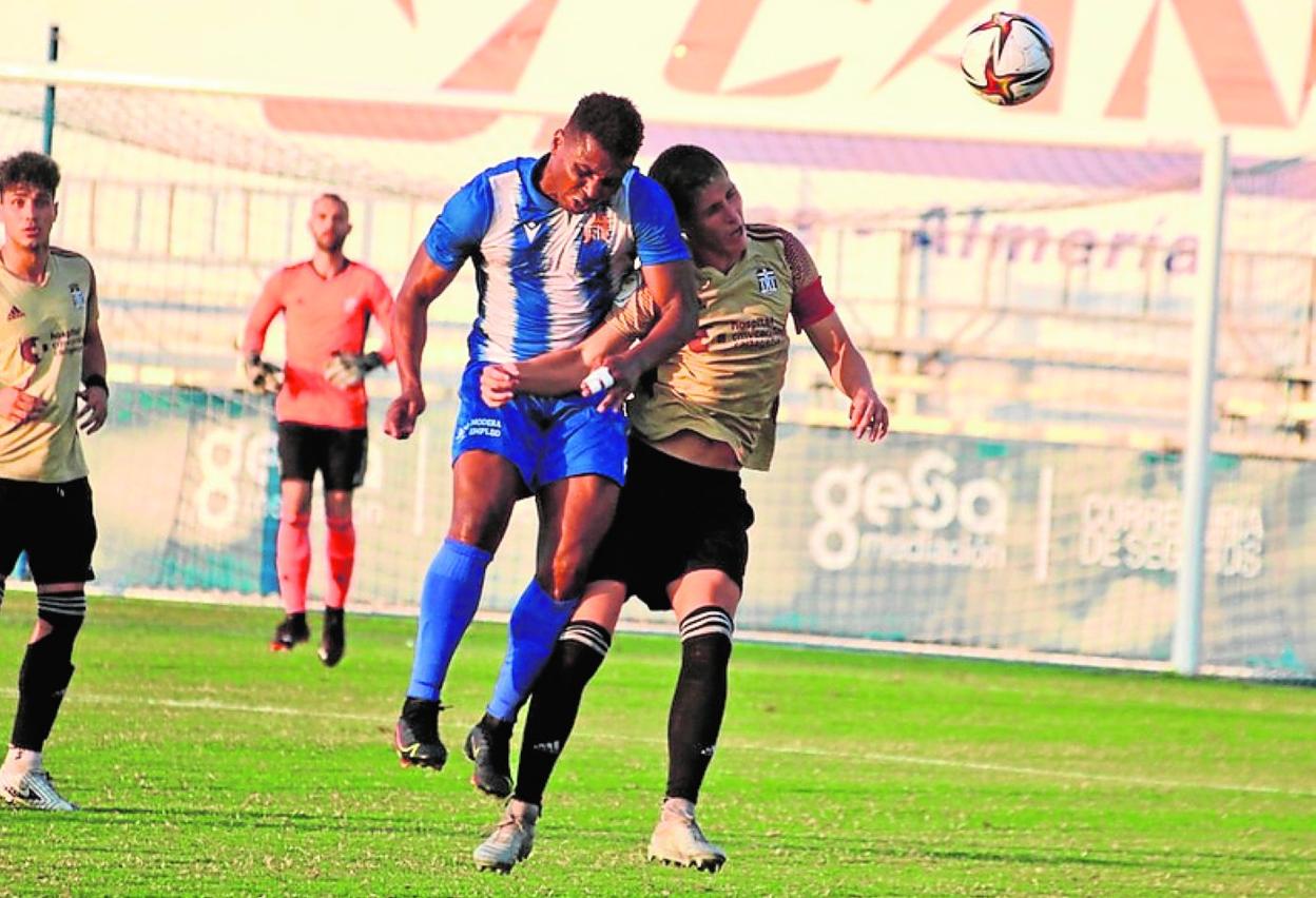 Uche y Farru pelean en una jugada del partido de ayer. 