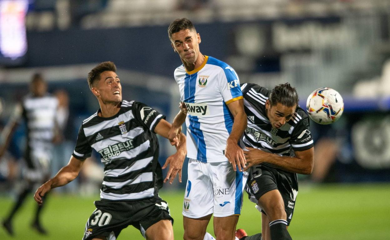 Uri (izq.) presiona a Sabín Merino, del Leganés, en su debut en Segunda división la temporada pasada. 