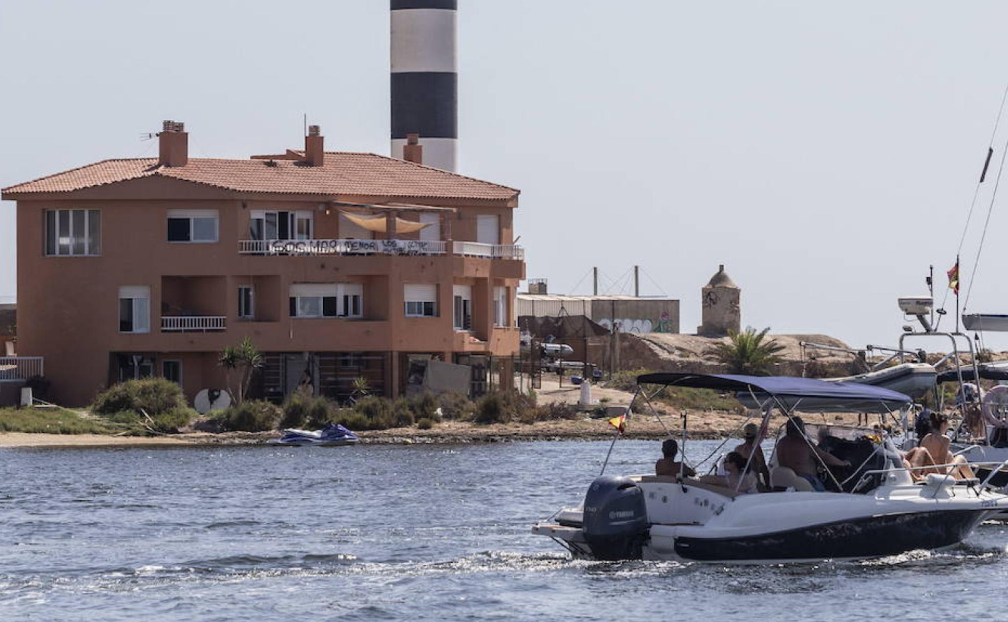 Una moto de agua fondeada junto a una casa ocupada ilegalmente por varias familias, en el canal del Estacio de La Manga. 