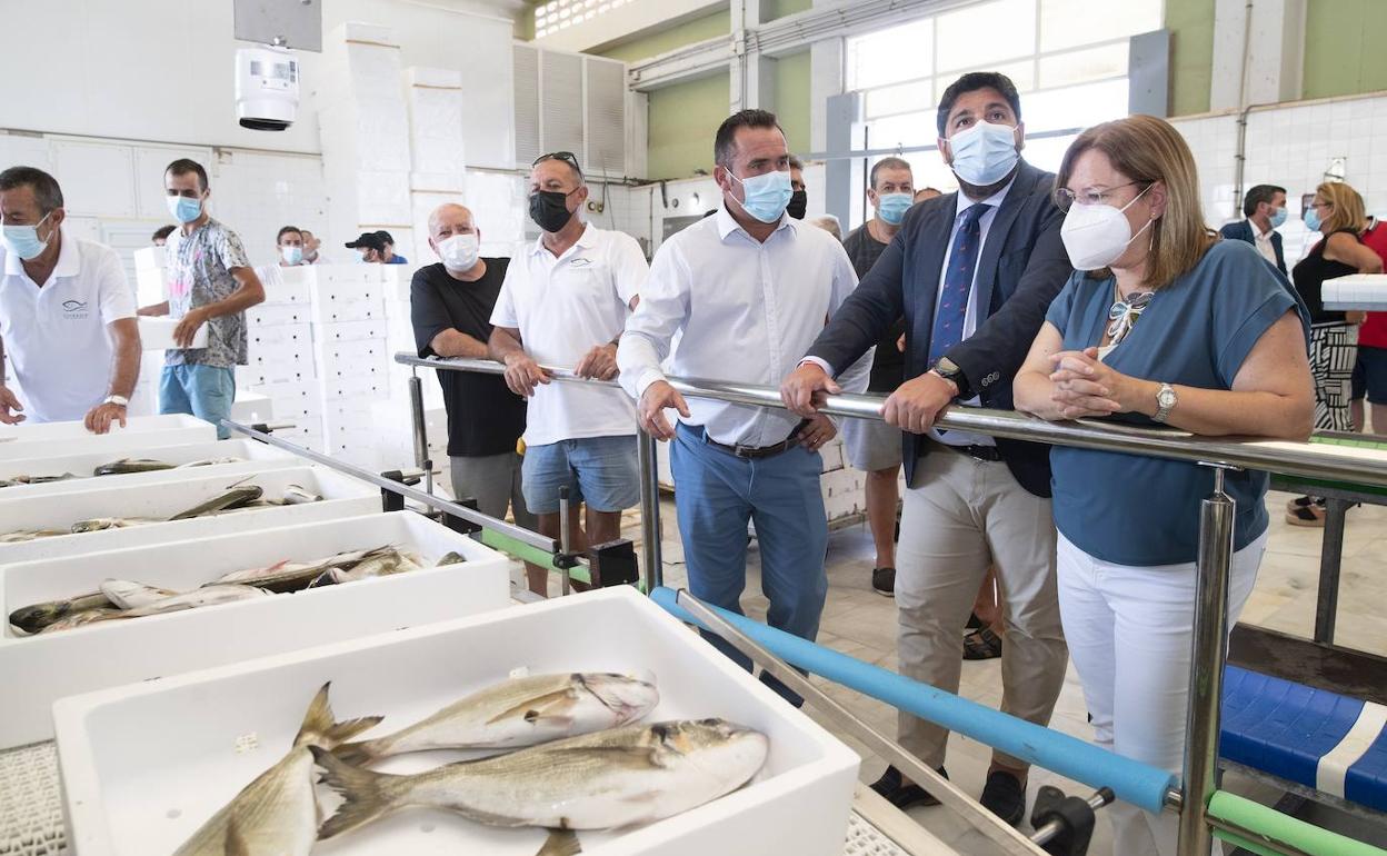 El presidente de la Comunidad, Fernando López Miras, junto a la alcaldesa de San Pedro del Pinatar, Visitación Martínez, y representantes de la Cofradía de Pescadores del municipio. 