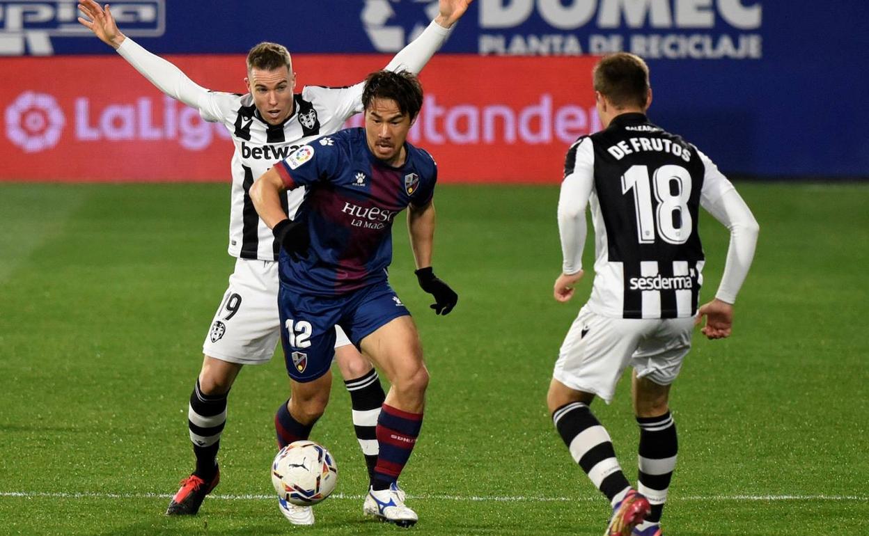 Okazaki, en un encuentro defendiendo la camiseta del Huesca.