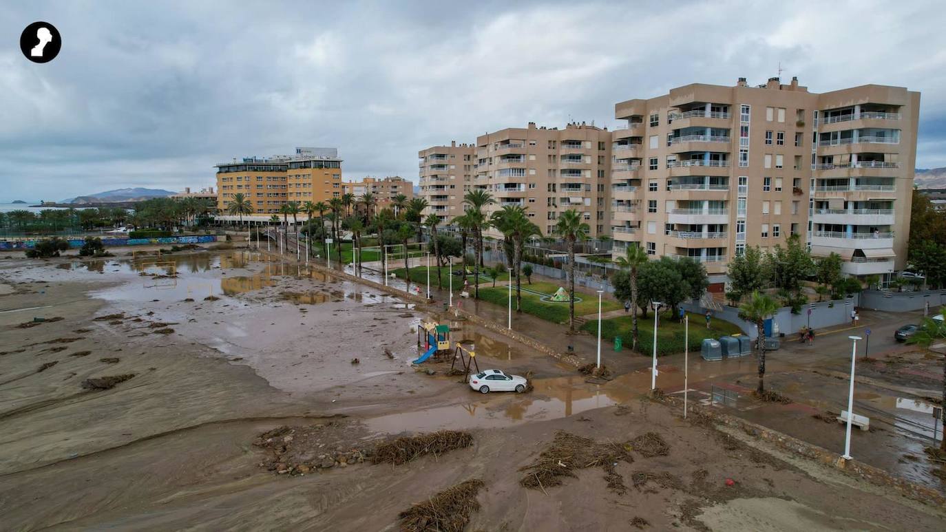 Fotos: La lluvia torrencial desborda calles y ramblas en Águilas