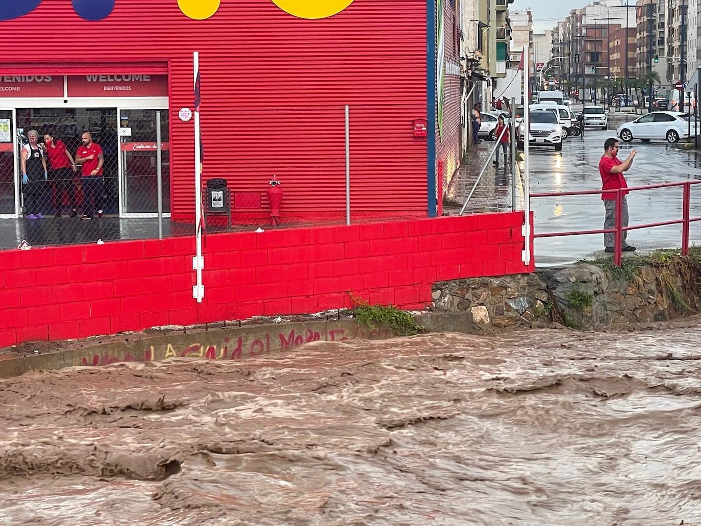 Fotos: La lluvia torrencial desborda calles y ramblas en Águilas