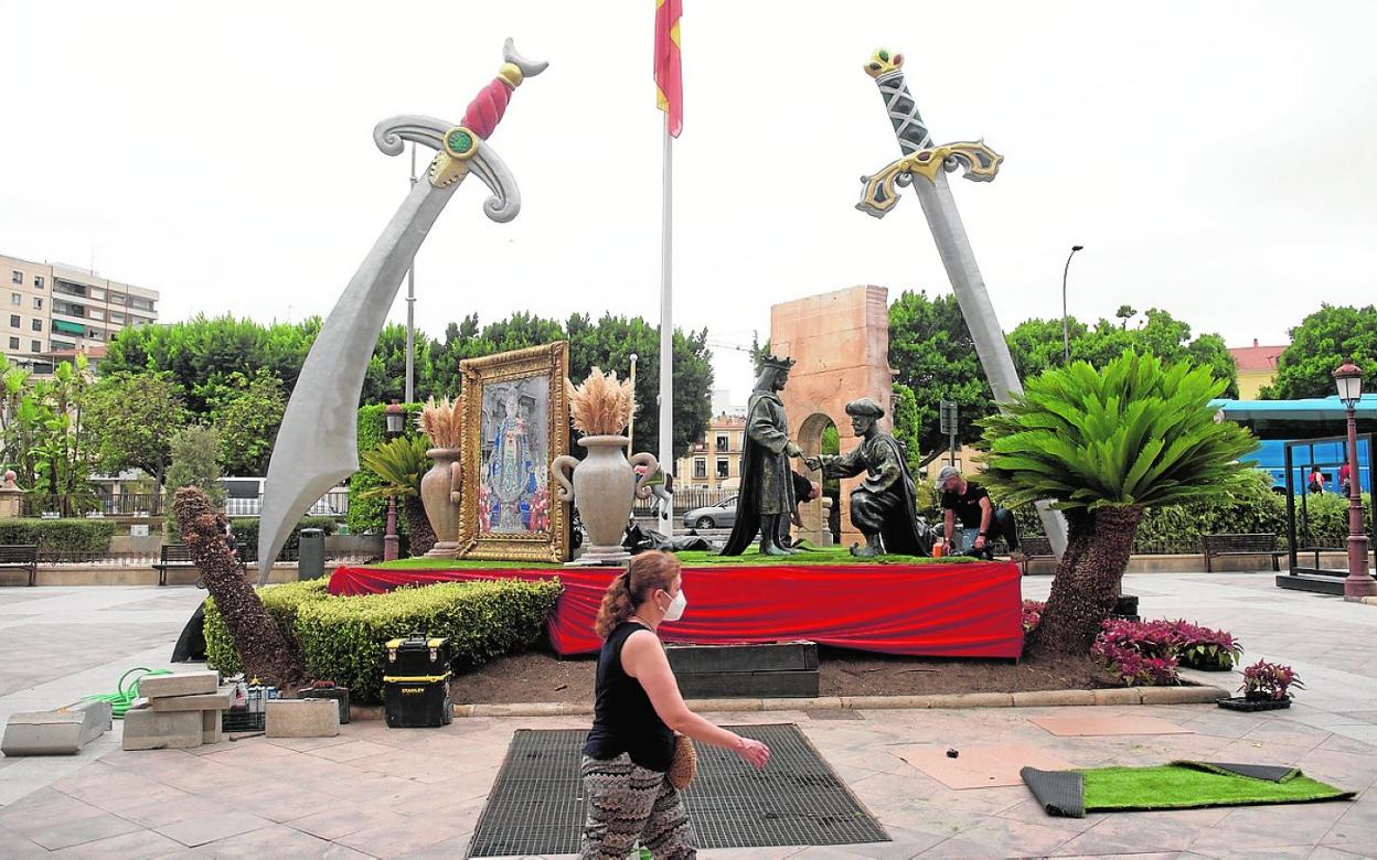 La Glorieta se engalanó con elementos conmemorativos de las fiestas de Moros y Cristianos. 