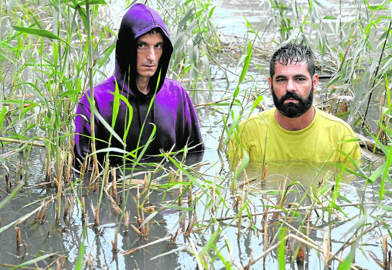Selu Herraiz y Pablo Jordán, autores de 'Ruda', posan sumergidos en el río Segura, en Blanca. 